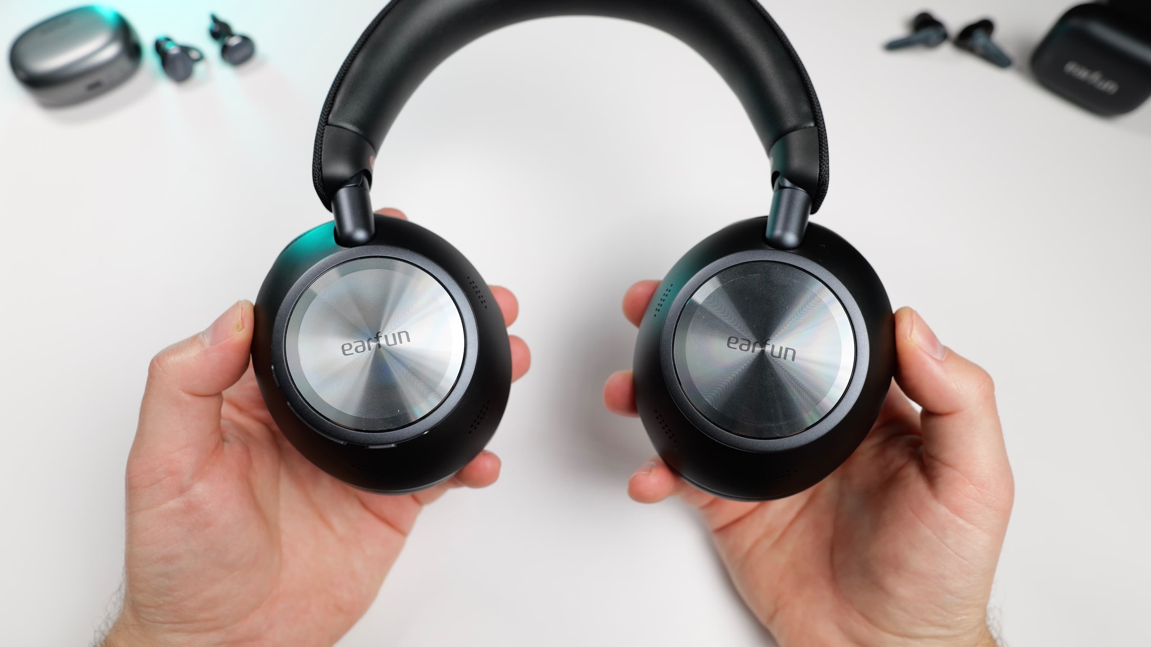 Holding earfun wave pro x